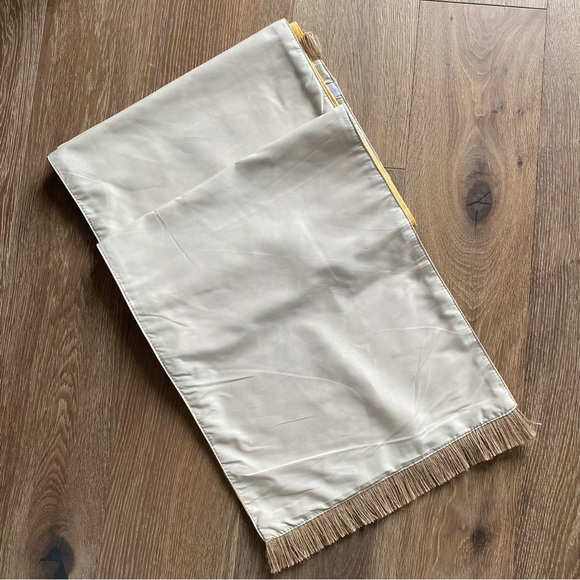 Rachel Ashwell The Farmhouse Yellow Table Runner with Fringe 90x16 - Picture 2 of 5